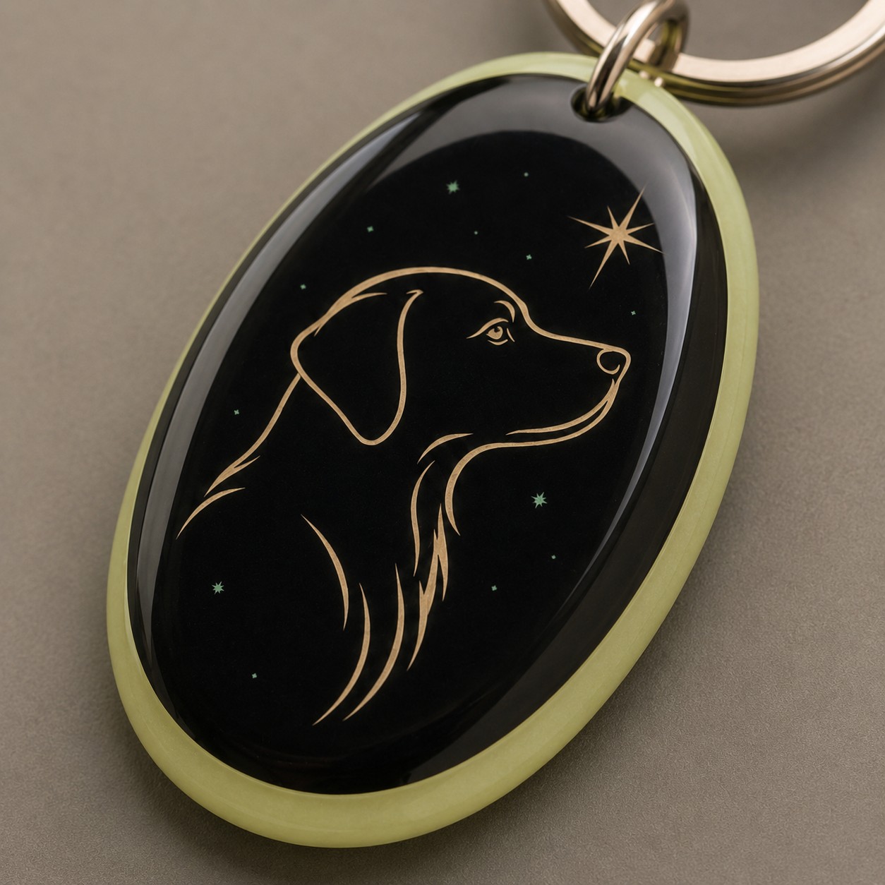 Détail de la finition bombée du porte-clés Dog Star