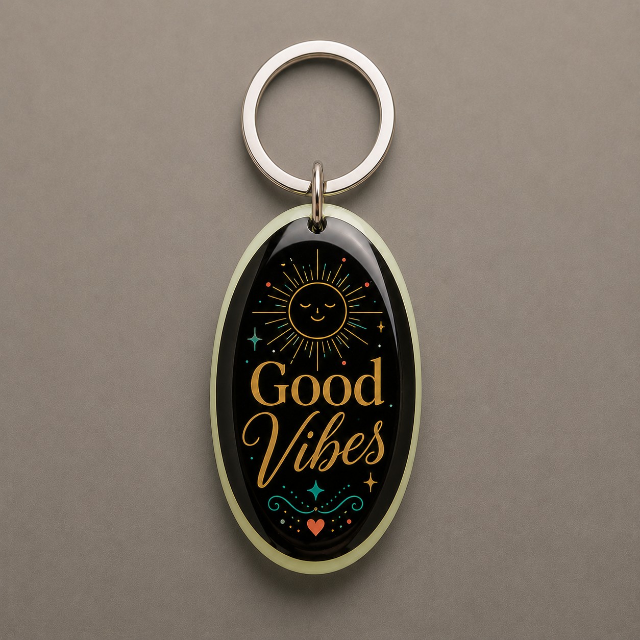 Good Vibes, soleil souriant, le lettrage Good Vibes et des détails colorés, porte-clés photoluminescent en lumière naturelle