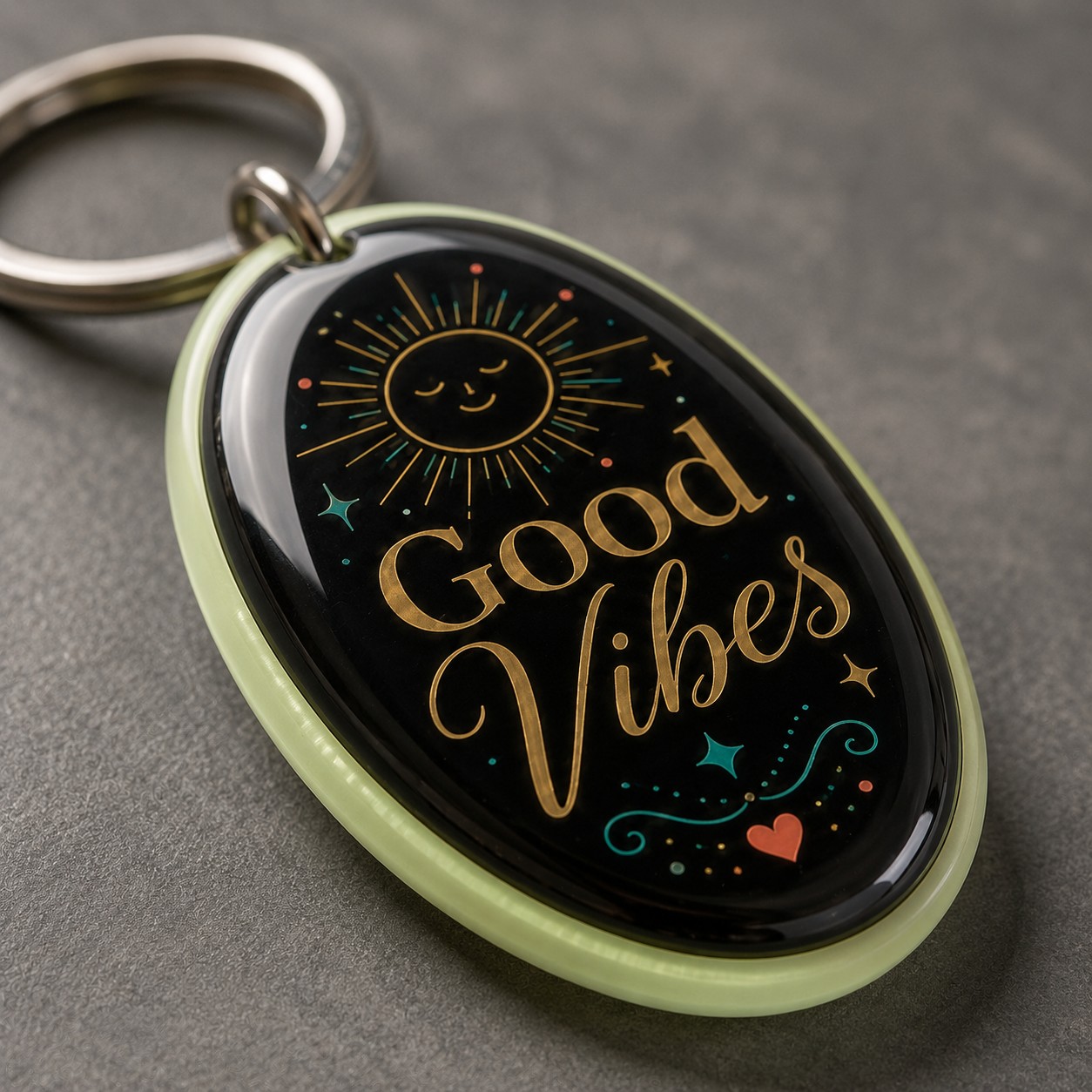 Détail de la finition bombée du porte-clés Good Vibes
