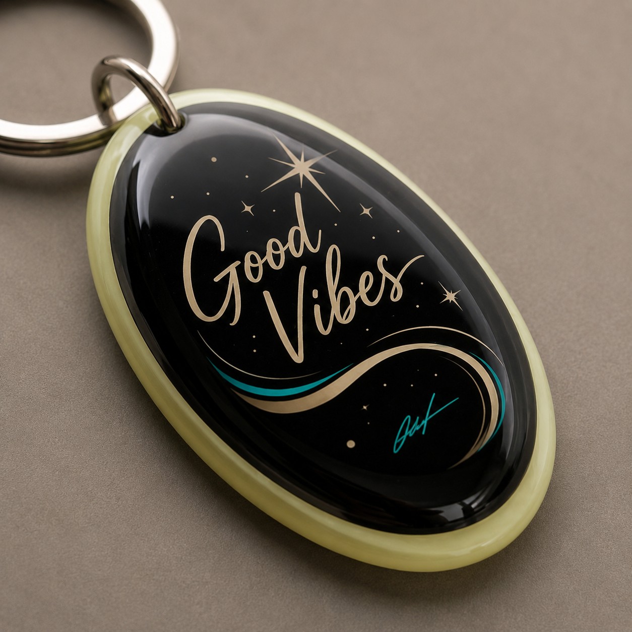 Détail de la finition bombée du porte-clés Good Vibes