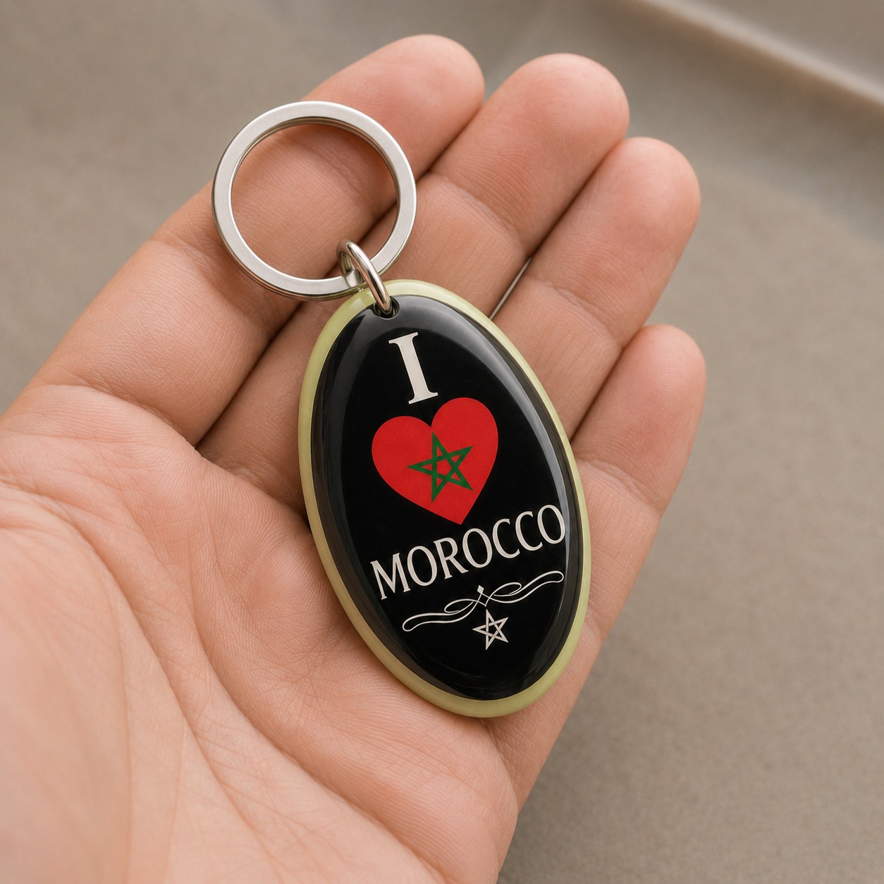 Porte-clés I Love Morocco tenu dans une main, échelle réelle