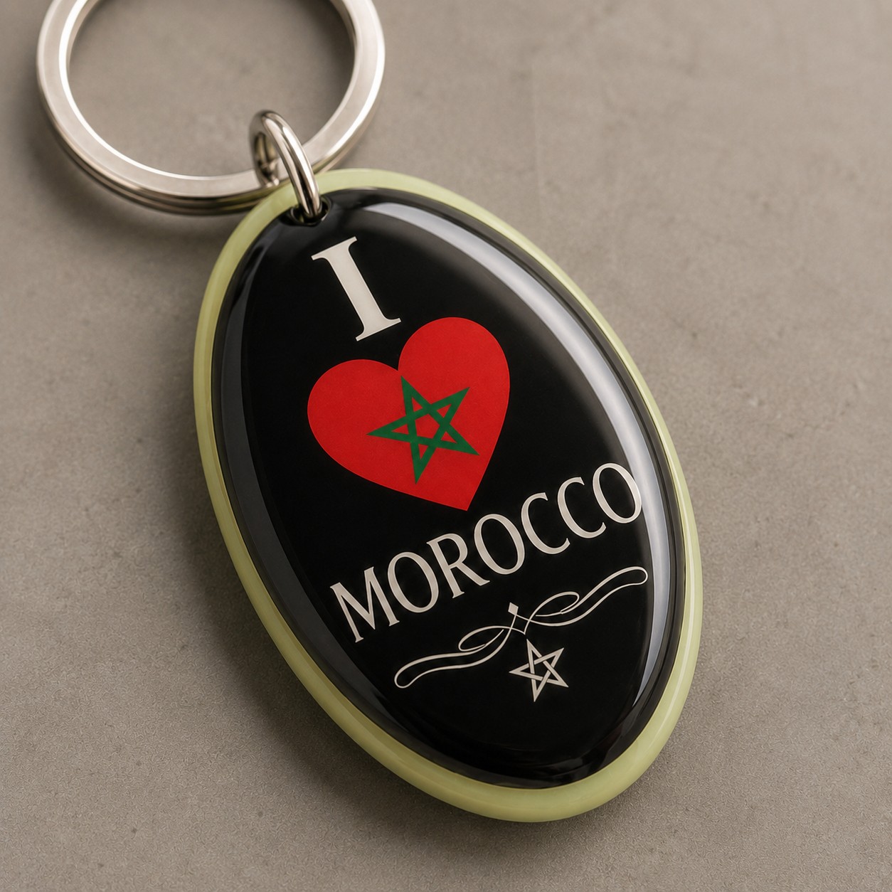 Détail de la finition bombée du porte-clés I Love Morocco