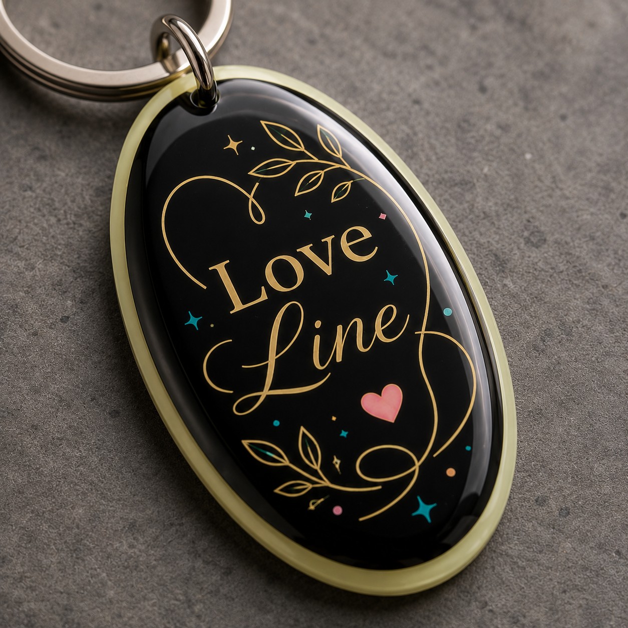 Détail de la finition bombée du porte-clés Love Line