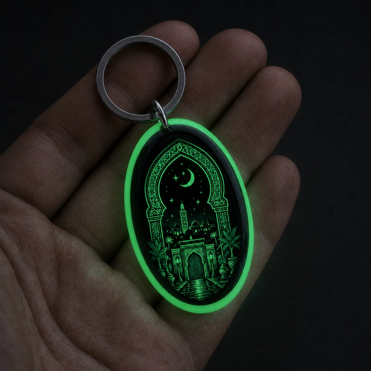 Porte-clés Marrakech Night tenu dans une main, échelle réelle