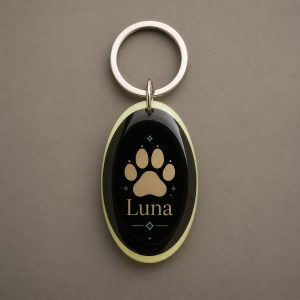 Pet Name, composition dédiée au nom de l’animal, accompagnée d’un détail de patte, porte-clés photoluminescent en lumière naturelle