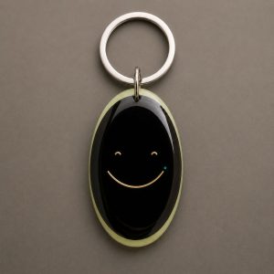 Smile, smiley minimaliste sur fond noir avec de petits détails lumineux, porte-clés photoluminescent en lumière naturelle