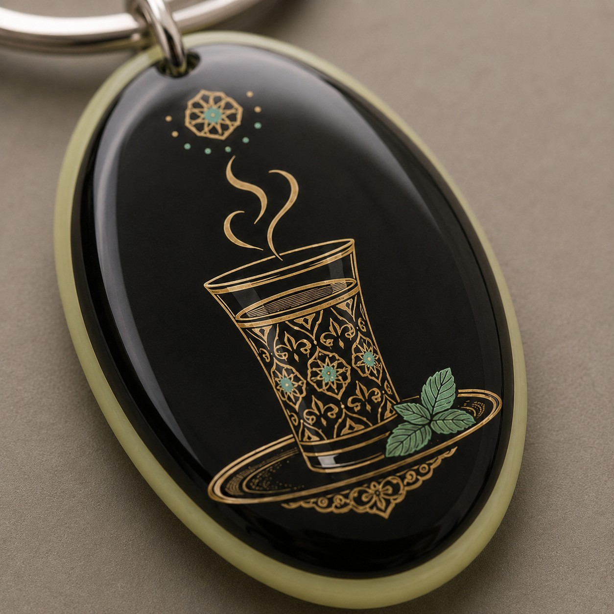 Détail de la finition bombée du porte-clés Thé à la Menthe