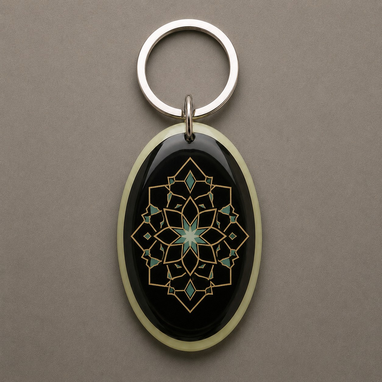 Zellige Glow, rosace inspirée du zellige, des lignes dorées et des touches turquoise, porte-clés photoluminescent en lumière naturelle
